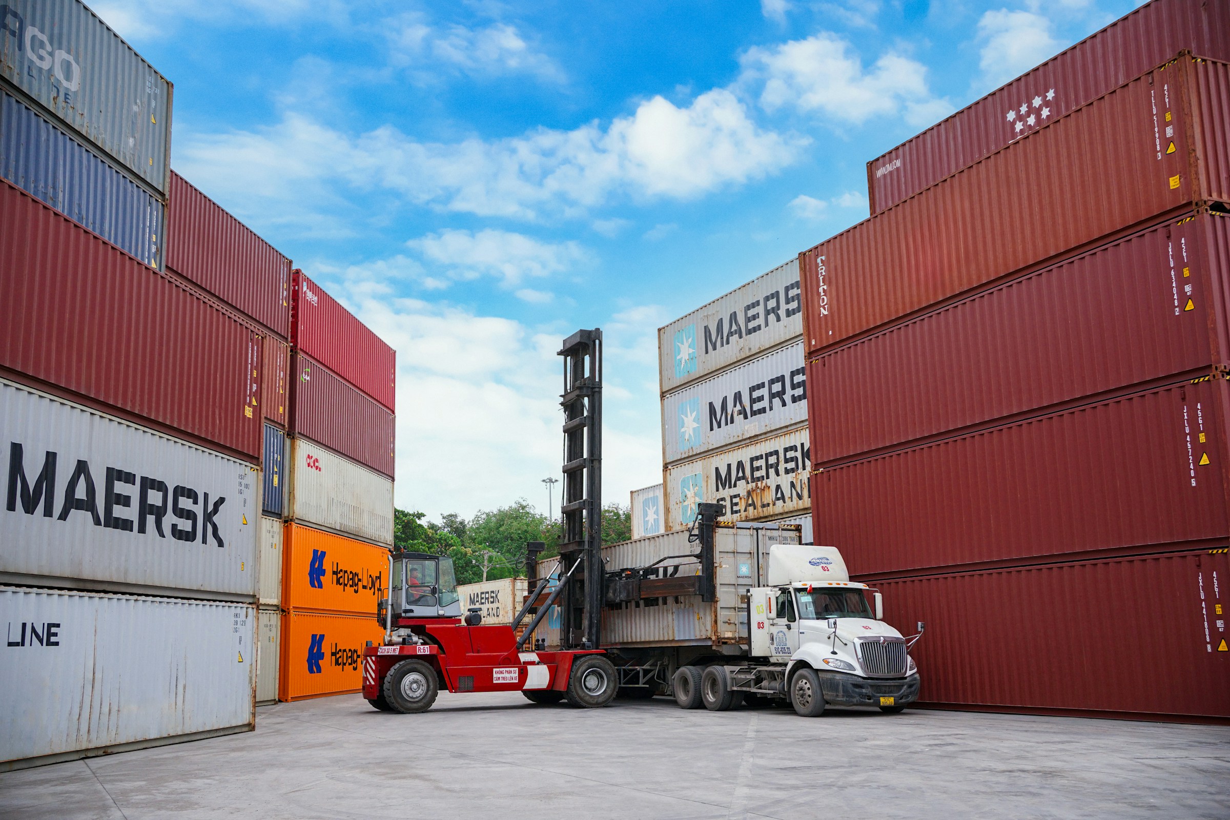 Chargement de conteneurs en zone logistique